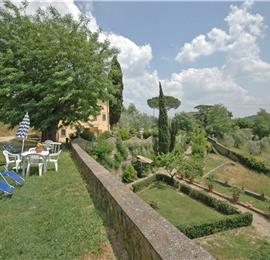 A selection of 2-3 bedroom apartments with shared pool near Florence, Sleeps 4-6